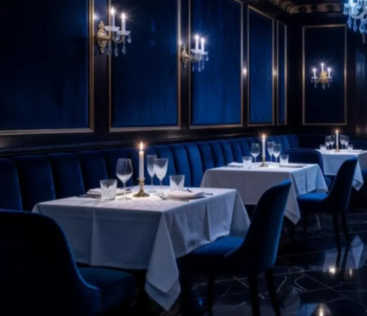 Elegancka, ciemna sala restauracyjna Novaveloriax ze świecami i wykwintną zastawą